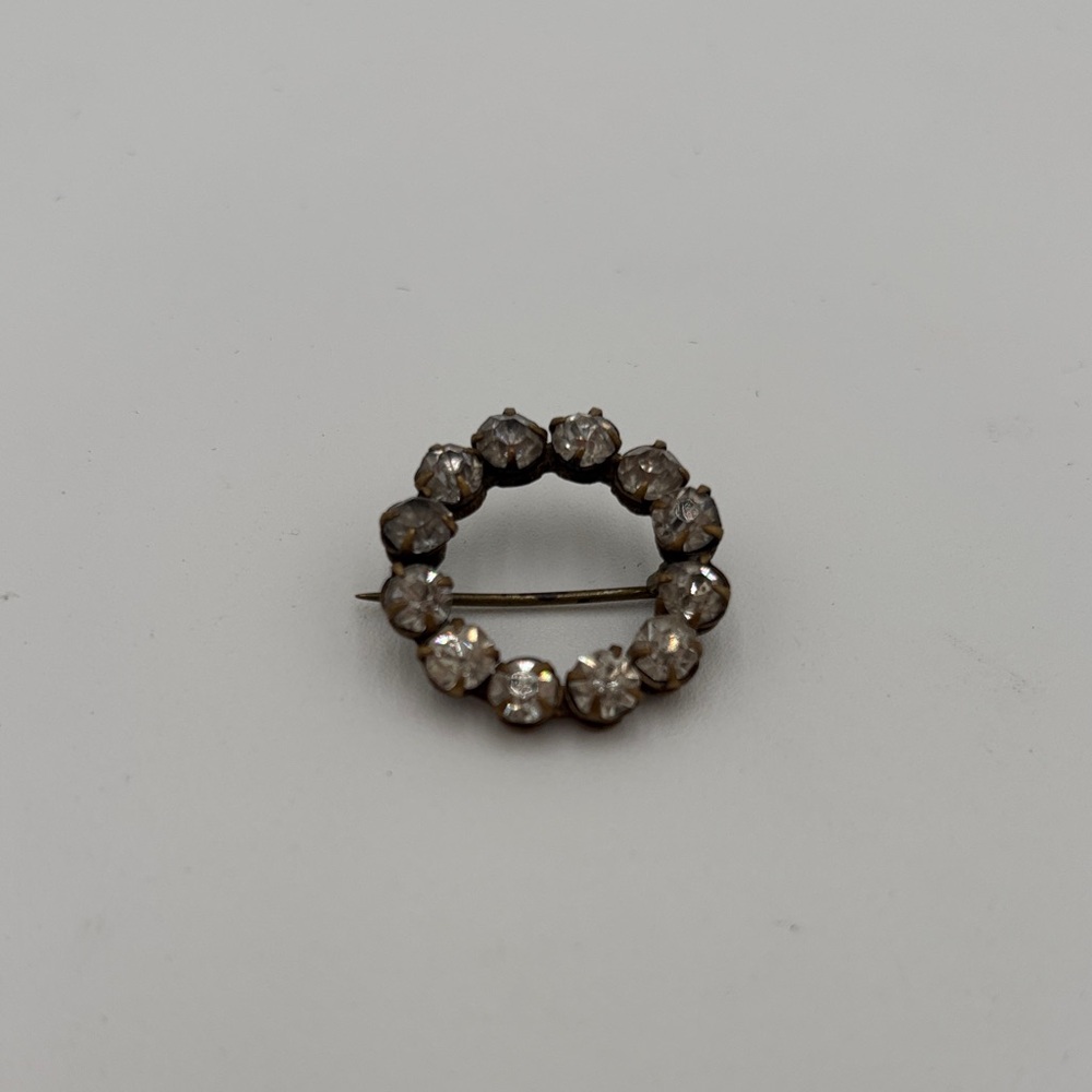 Vintage Rhinestone Circle Brooch Brass Tone Open Wreath Pin 1930s–1950s
